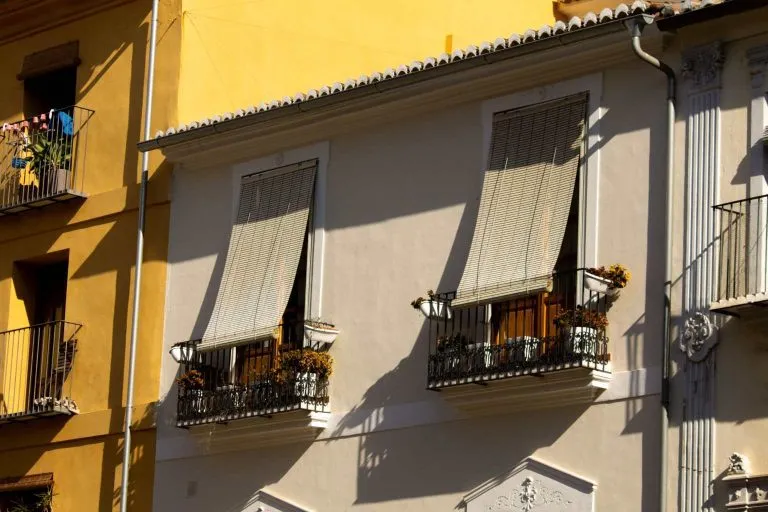 Balconi di un palazzo residenziale di Valencia con le tende da sole