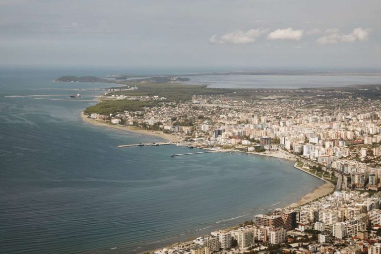 La baia di Valona con il porto e il lungomare visti dall’alto