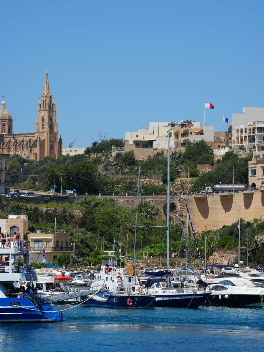 Il porto di Mgarr a Gozo con la chiesa di Lourdes sulla collina