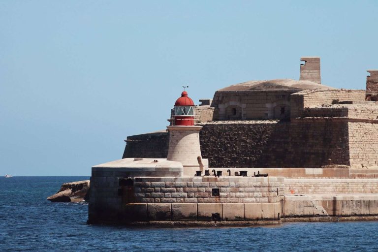 Il faro e i bastioni all'ingresso del Grand Harbour di Malta