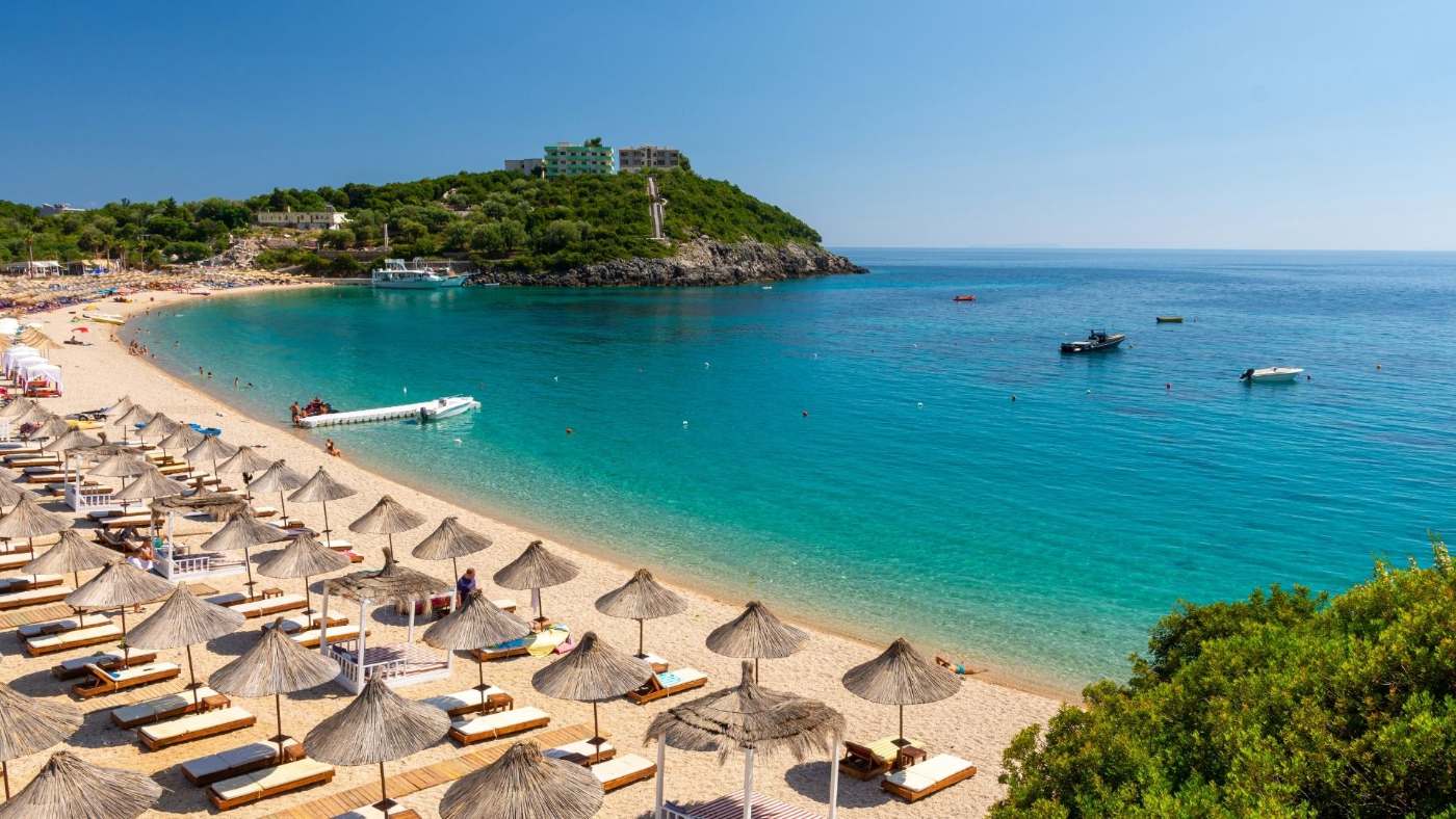 La spiaggia di Himarë sulla costa ionica albanese